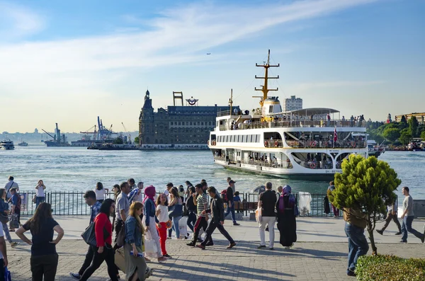 Estreito de Istambul, Cais Kadikoy, Estação Ferroviária de Haydarpasa — Fotografia de Stock