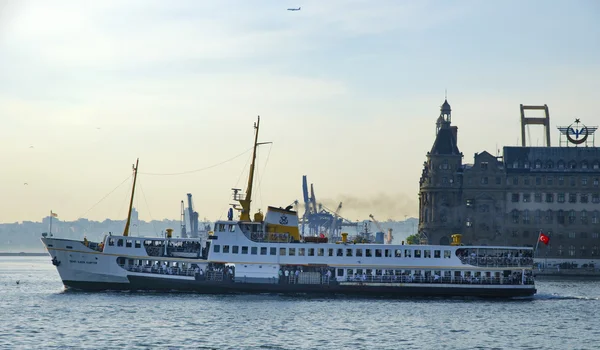 Strait of Istanbul, Kadikoy Pier, Haydarpasa train station and F — Stock Photo, Image