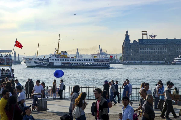 Estrecho de Estambul, Muelle de Kadikoy y Ferries . —  Fotos de Stock