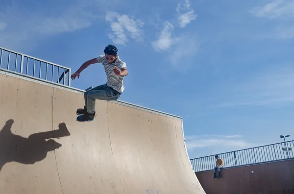 Junge Skater unter blauem Himmel scheinen fast zu fliegen — Stockfoto