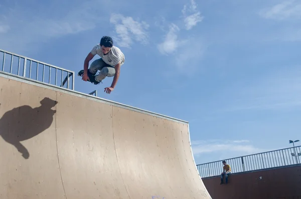 Les jeunes patineurs sous le ciel bleu semble presque voler — Photo