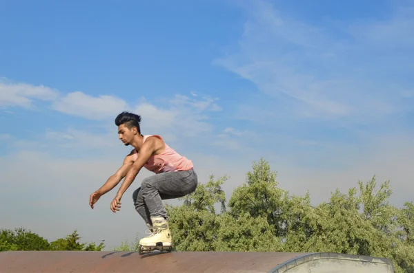 Jonge schaatsers onder de blauwe hemel bijna lijkt voor flying — Stockfoto
