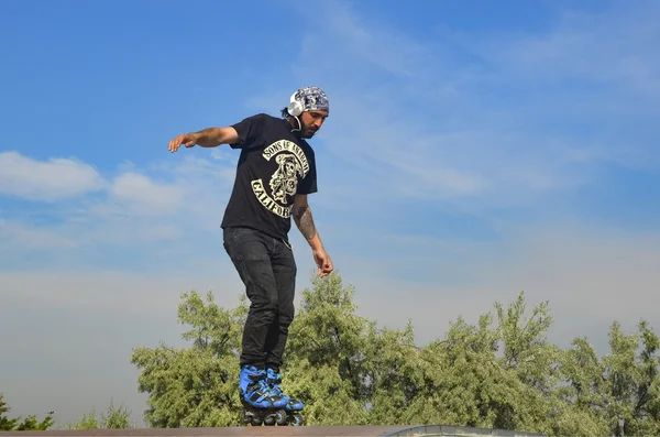 Jóvenes patinadores bajo el cielo azul parece casi como volar — Foto de Stock