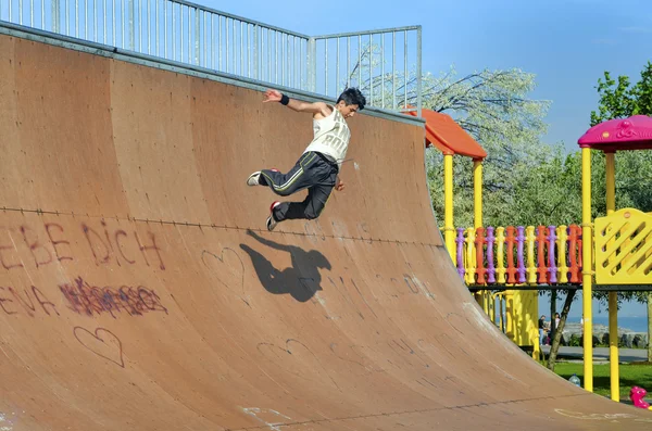 Junge Skater unter blauem Himmel scheinen fast zu fliegen — Stockfoto