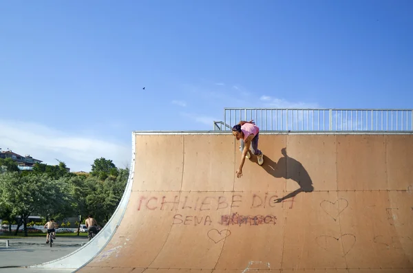Junge Skater unter blauem Himmel scheinen fast zu fliegen — Stockfoto