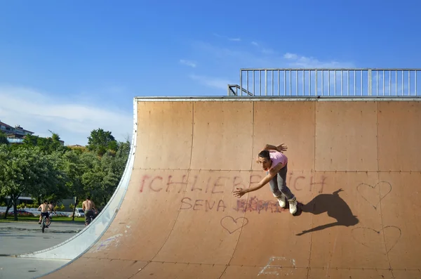 Junge Skater unter blauem Himmel scheinen fast zu fliegen — Stockfoto