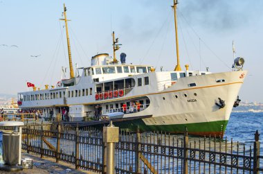 Istanbul, Karaköy iskelesi havada feribot