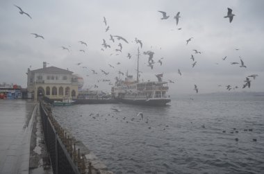 Istanbul, Kadıköy. Sisli sabah, yolcu feribot için bekleyen bir