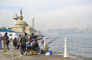 Üsküdar Shamsi Paşa Camii arka planda görülmektedir. Hizm