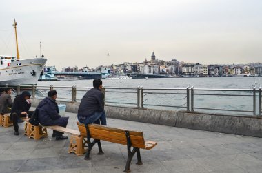 Istanbul görünümü. Eminönü İskelesi, Galata Köprüsü ve Galata Kulesi.