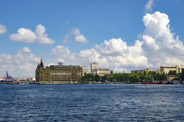 Istanbul throat historic Haydarpasa train station and the ferry. — Stock Photo, Image