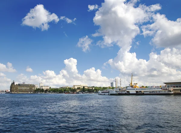 Istanbul halsen historiska Haydarpasa järnvägsstation och färjan. — Stockfoto