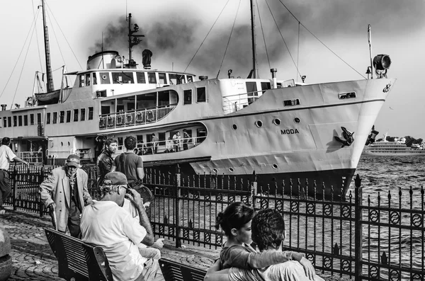 Κωνσταντινούπολη, πλοίο στο Karakoy προβλήτα — Φωτογραφία Αρχείου