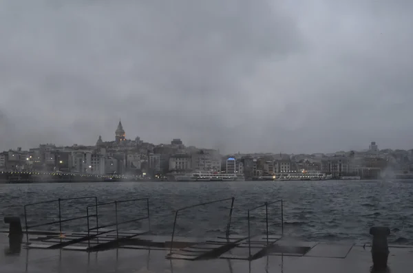 Isztambul, ködös eső egy hideg téli reggelen. Galata-torony és a — Stock Fotó