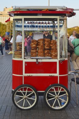 Satıcı geleneksel simit ekmek satıyor