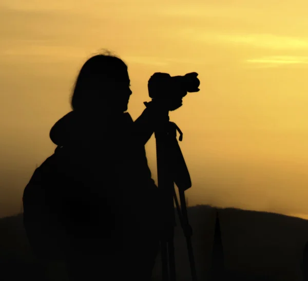 Silueta de salida del sol de fotógrafos disparando — Foto de Stock