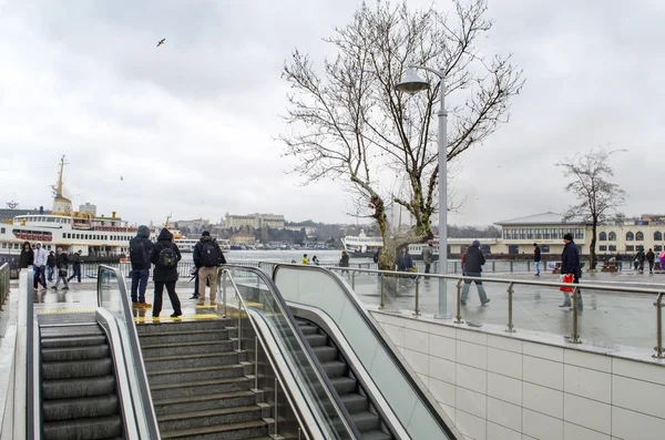 Gamla Kadikoy Pier. Nya Kadikoy-Kartal subway exit Kadikoy — Stockfoto