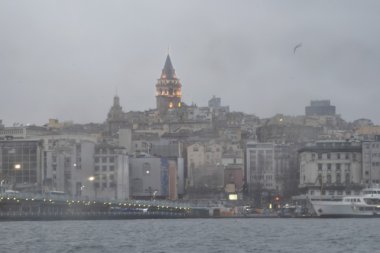 Istanbul, bir soğuk kış sabahı sisli yağmur. Galata Kulesi ve 
