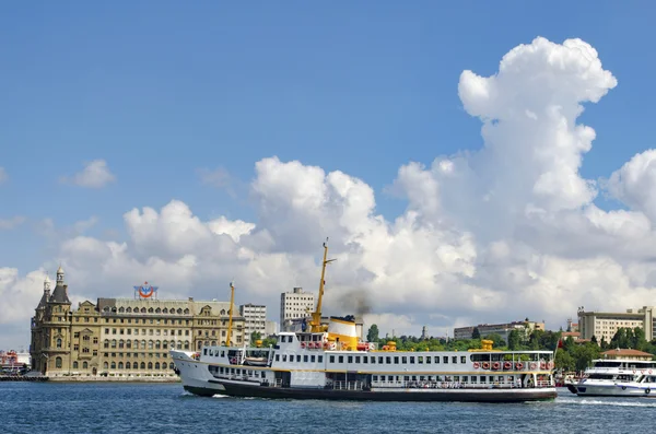 Llamado vapur en turco, Istanbul Ferries. Histórico Haydarpasa t —  Fotos de Stock