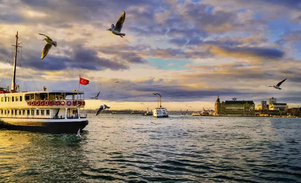 Istanbul throat historic Haydarpasa train station and the ferry. — Stock Photo, Image