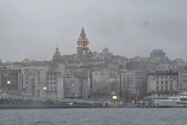 Istambul, chuva enevoada numa manhã fria de inverno. Torre Galata e — Fotografia de Stock