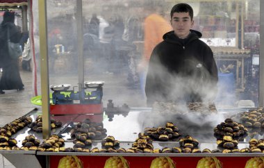 Istanbul kavrulmuş kestane için vazgeçilmez. Kestane satıcısı 