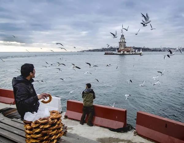 Maiden's Tower in Istanbul, Turkish bagel salesman — Stock Photo, Image