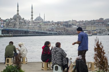Istanbul, insanlar sahilde balık ekmek.
