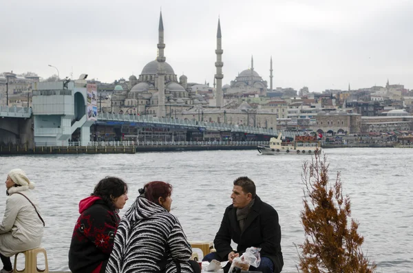 Istambul, Pessoas que comem peixe no pão da praia . — Fotografia de Stock