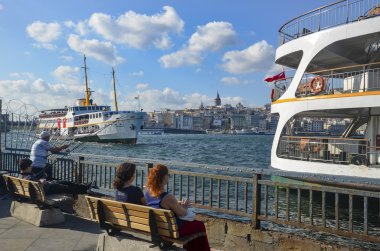Istanbul sayısı Eminönü Vapur İskelesi, dock insanlar.