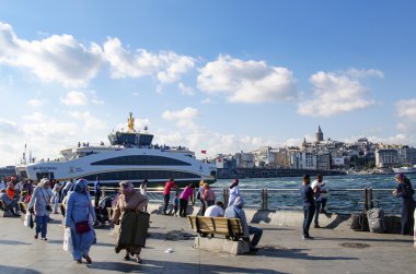 Istanbul Eminönü iskelesi ve tekneler yeni tip