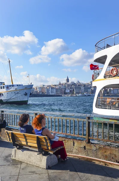 Istanbul Eminonu ferry pier, dok mensen. — Stockfoto
