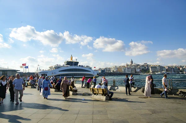 Estambul Muelle de Eminonu y nuevos tipos de barcos —  Fotos de Stock