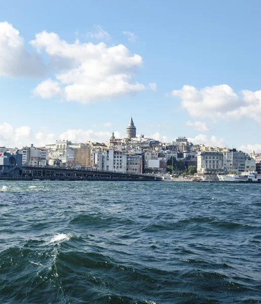 Ponte Galata e Torre Galata ao fundo, vistas de Istambul — Fotografia de Stock