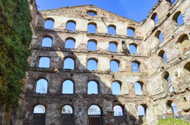 Eski tuğla ve taş duvarlar, binalar kalıntıları. Arka plan.