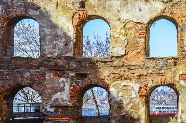 Alte Ziegel- und Steinmauern, die Ruinen von Gebäuden. Hintergrund. — Stockfoto