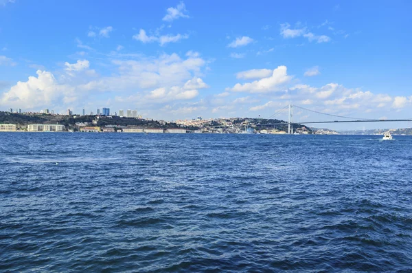 Weergave van de Europese kant van Istanbul van de Bosporus. — Stockfoto