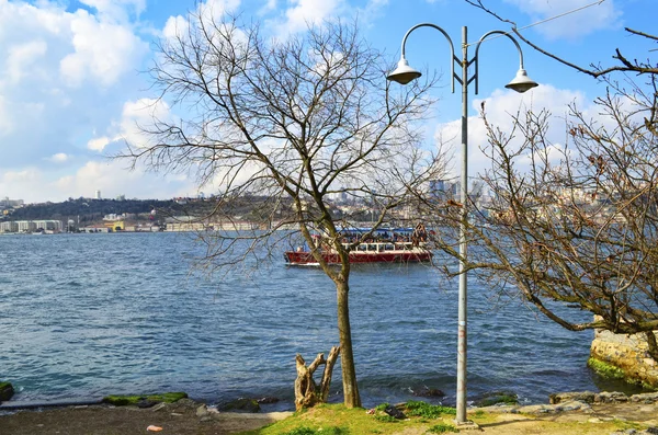 Blick auf die europäische Seite Istanbuls vom Bosporus aus. — Stockfoto