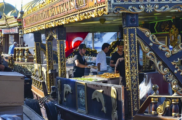 Balik ekmek bedeutet -Fischsandwich - eine beliebte türkische Straße — Stockfoto