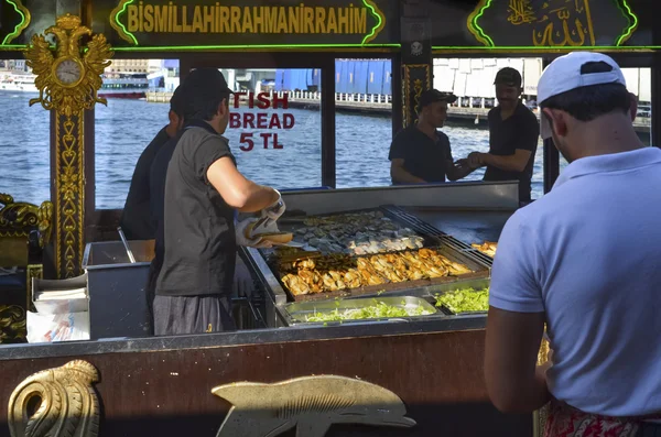 バリク ekmek 意味 - 魚サンドイッチ - 人気のトルコ街 — ストック写真