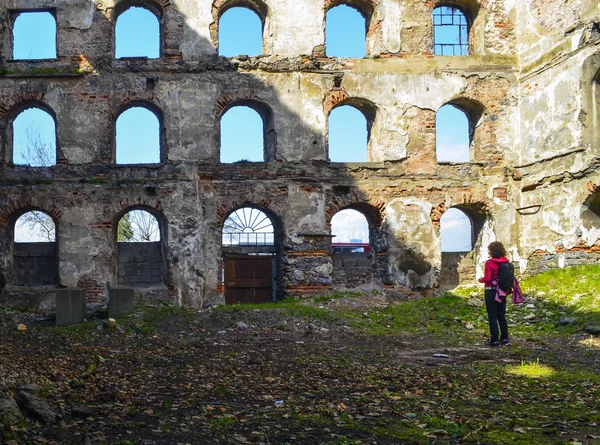 Старые кирпичные и каменные стены, руины зданий . — стоковое фото