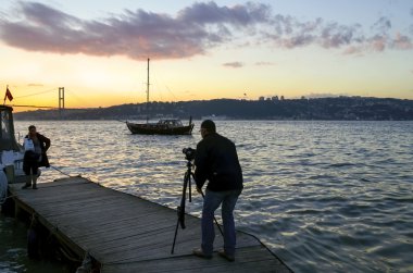 Istanbul boğazı kez dinlendi. Bir fotoğrafçı peyzaj görüntüleme.