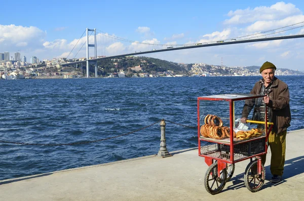 Турецкий поставщик продает бублики, Стамбул на Босфоре . — стоковое фото