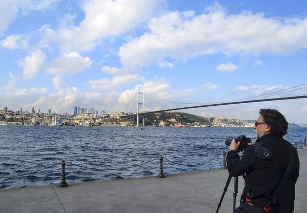 Istanbul boğazı kez dinlendi. Bir fotoğrafçı peyzaj görüntüleme.