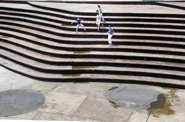 Gruppo di giovani che si divertono sulle scale — Foto Stock