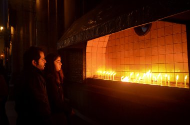 St. Antoine Katolik Kilisesi. Kilise ibadet mumlar