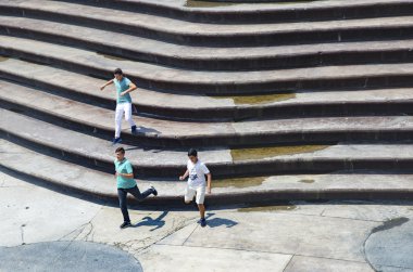 Bir grup genç insan merdivenlerde eğleniyor