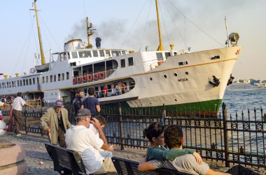 Istanbul, Karaköy iskelesi havada feribot. Bağlantı noktası günlük yaşam görünüyor.
