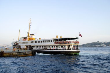 Istanbul, Karaköy iskelesi havada feribot