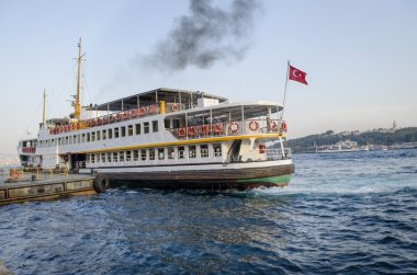 Istanbul, Karaköy iskelesi havada feribot